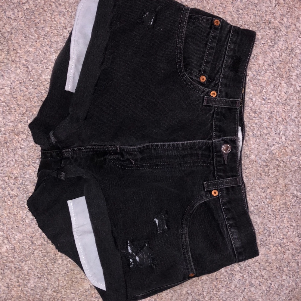 LEVI’S CUT OFF SHORTS